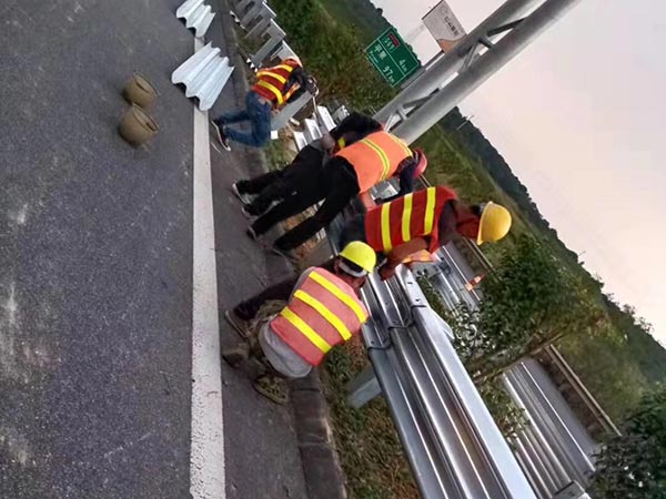 两波热镀锌护栏