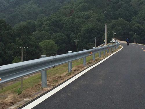 高速公路的快速发展带动护栏网的大量使用